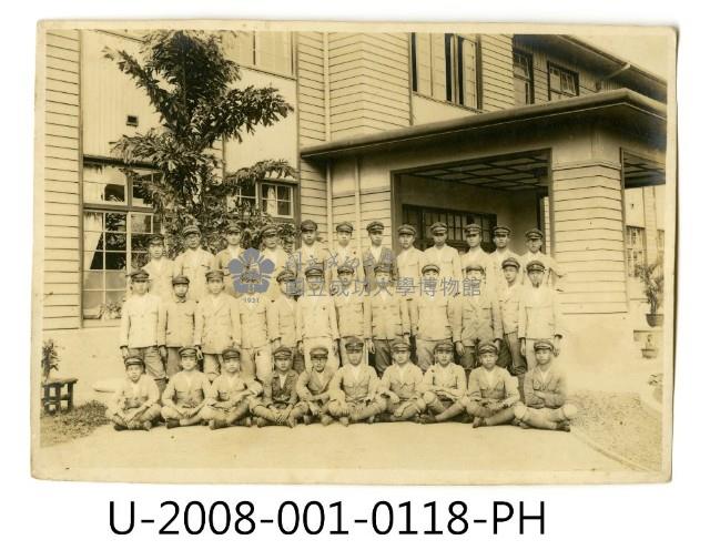 臺南州立臺南專修工業學校學生合照於校門前藏品圖，第1張