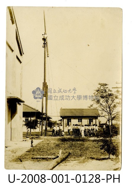 臺南州立臺南專修工業學校學生於實習課架設高竿照藏品圖，第1張