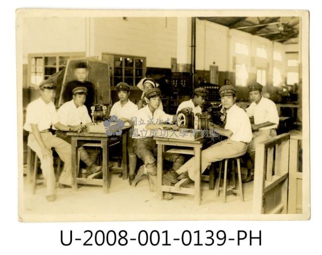 臺南州立臺南專修工業學校學生練習捆扎馬達線圈照藏品圖，第1張