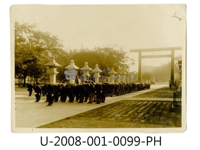 臺南州立臺南專修工業學校學生於臺南神社參拜照藏品圖，第1張