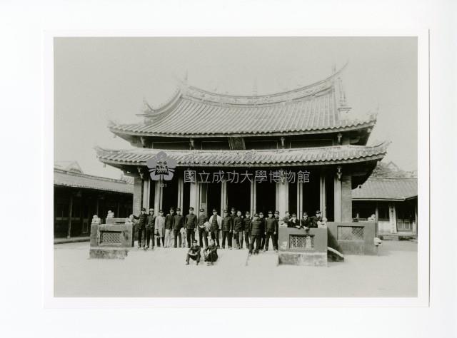 臺南高等工業學校學生於孔廟大成殿留影藏品圖，第1張
