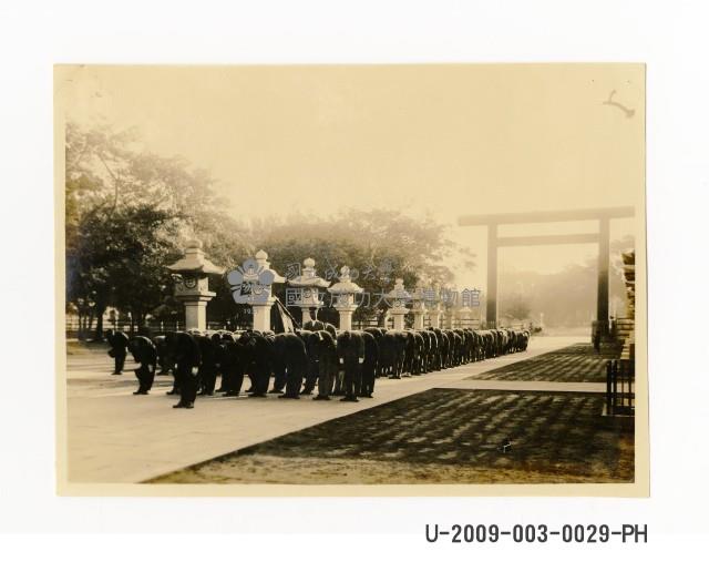 臺南州立臺南專修工業學校學生於臺南神社參拜照藏品圖，第1張