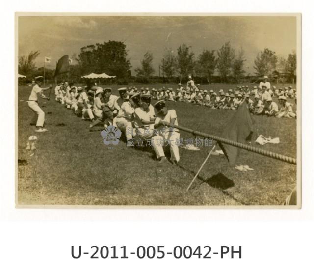 《台南高工開校十周年記念祭寫真帖》職員對生徒綱引藏品圖，第1張