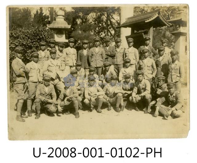 臺南州立臺南專修工業學校學生合照於神社石燈籠前藏品圖，第1張