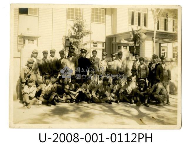 臺南州立臺南專修工業學校學生合照於校門前藏品圖，第1張