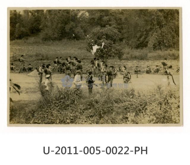 《台南高工開校十周年記念祭寫真帖》軍事演習行軍 藏品圖，第1張