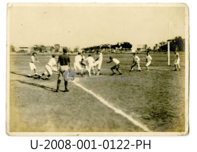 臺南州立臺南專修工業學校學生踢足球照藏品圖，第1張