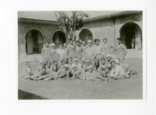 臺南高等工業學校學生於機械科館中庭合影藏品圖，第1張