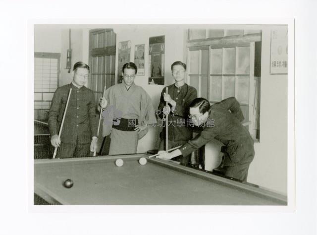 臺南高等工業學校學生於撞球館合影藏品圖，第1張