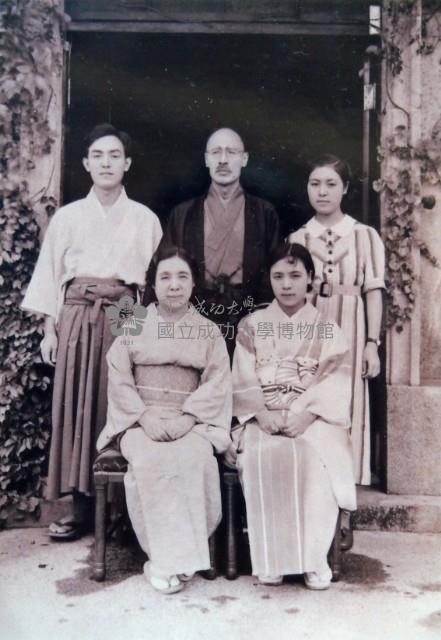 若槻道隆「家族合照」-電子檔藏品圖，第1張