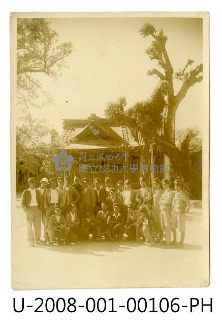 臺南州立臺南專修工業學校學生合照於神社前藏品圖，第1張