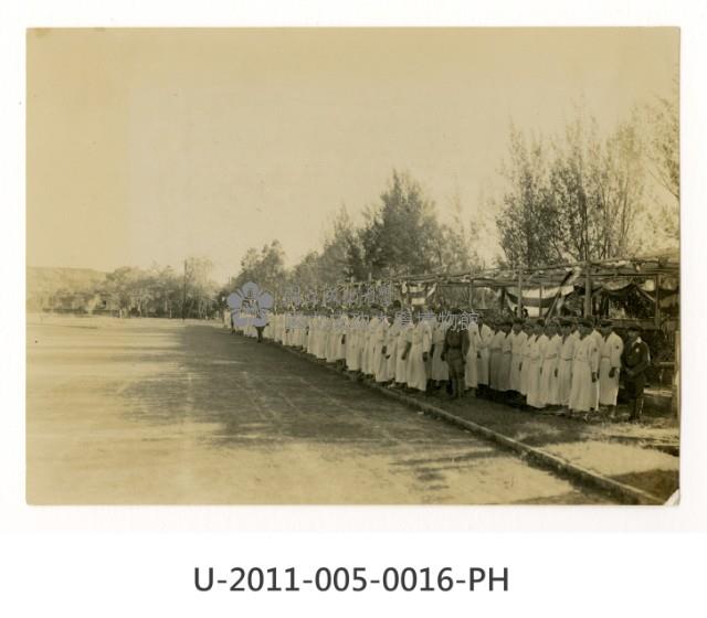 《台南高工開校十周年記念祭寫真帖》白衣勇士運動會集合照 藏品圖，第1張