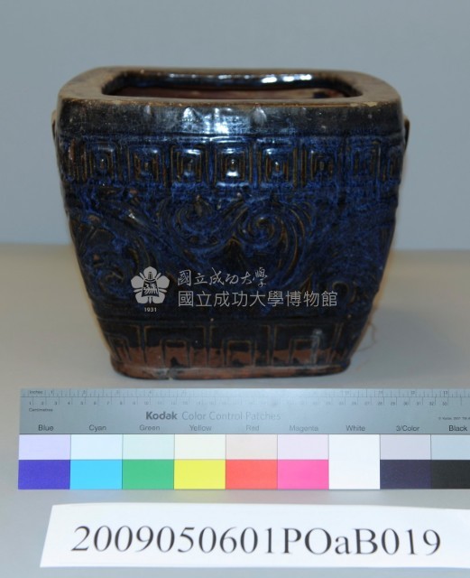 藍釉捲草紋方口甕藏品圖，第1張