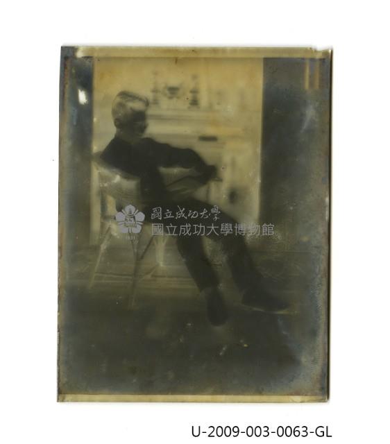 曾欽錫家族成員獨照「玻璃乾版底片」藏品圖，第2張