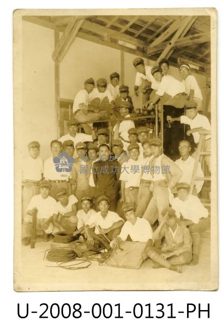 臺南州立臺南專修工業學校學生於實驗室與老師合照藏品圖，第2張
