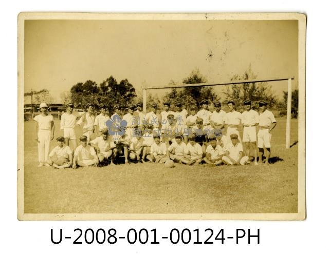  臺南州立臺南專修工業學校學生於足球門前合照藏品圖，第2張