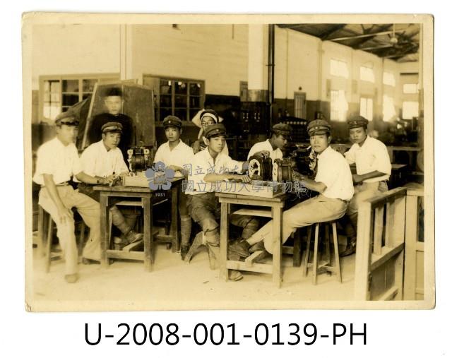 臺南州立臺南專修工業學校學生練習捆扎馬達線圈照藏品圖，第2張