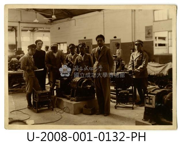 臺南州立臺南專修工業學校學生與老師維修馬達合照藏品圖，第2張