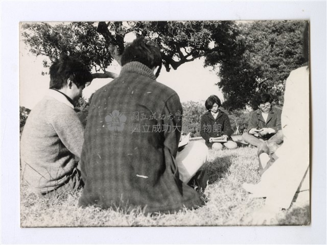西格瑪社—草地聚會藏品圖，第1張