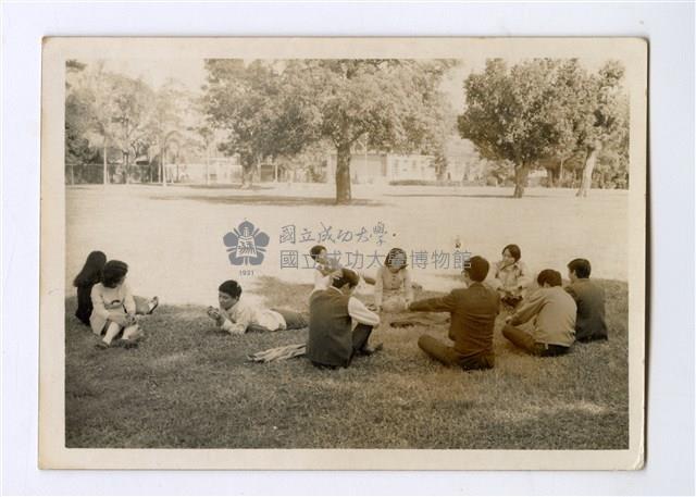 西格瑪社—草地聚會藏品圖，第1張