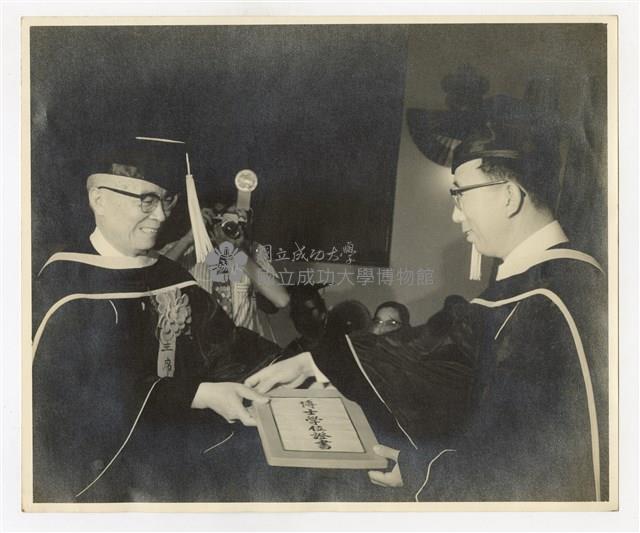 頒授博士學位證書合照      藏品圖，第1張