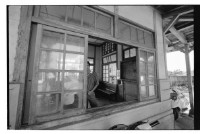 候車處窗邊的男子藏品圖，第1張