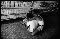 書櫃前的男孩藏品圖，第1張