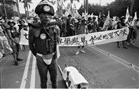 臺灣反核團體發動第五次大規模反核遊行，蘭嶼達悟族也參加遊行，並要求「台灣電力公司」移除放在蘭嶼的核廢料藏品圖，第1張