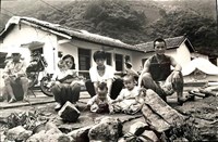 《地動情長-九二一家族記》系列：〈許得恩家族-1〉藏品圖，第2張