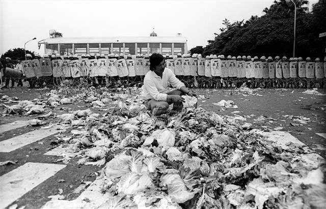 《街頭人民》系列：〈1987-1996臺灣民主化運動影像報告12〉藏品圖，第1張