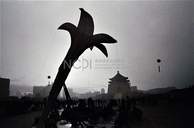 《街頭人民》系列：〈1987-1996臺灣民主化運動影像報告11〉藏品圖，第1張