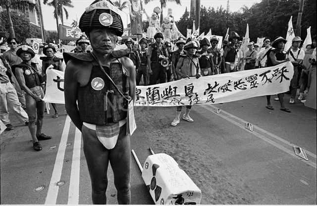 臺灣反核團體發動第五次大規模反核遊行，蘭嶼達悟族也參加遊行，並要求「台灣電力公司」移除放在蘭嶼的核廢料藏品圖，第1張