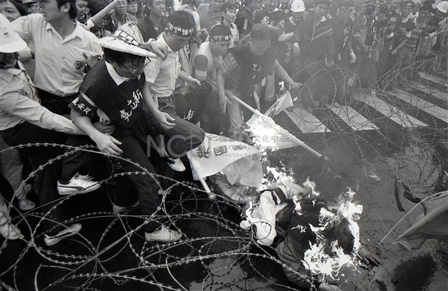 《街頭人民》系列：〈1987-1996臺灣民主化運動影像報告09〉藏品圖，第1張