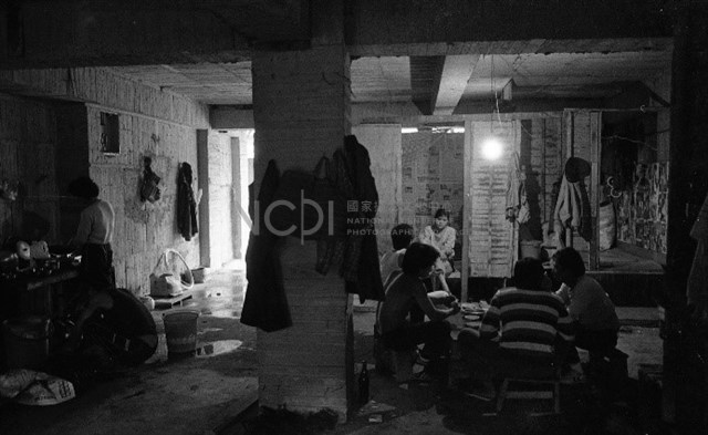 《人間現場》系列：〈逐工地而居的泰雅族建築工人〉藏品圖，第1張