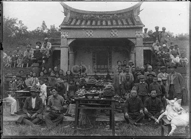 眾人於楊梅富岡公墓祭祀合照藏品圖，第1張