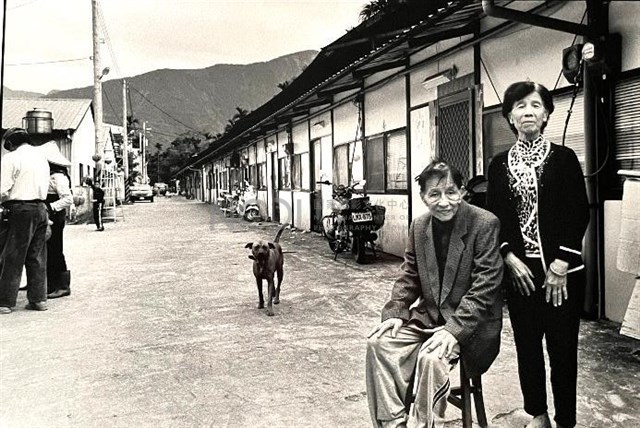《地動情長-九二一家族記》系列：〈楊清國與謝秋芬夫婦-2〉藏品圖，第2張