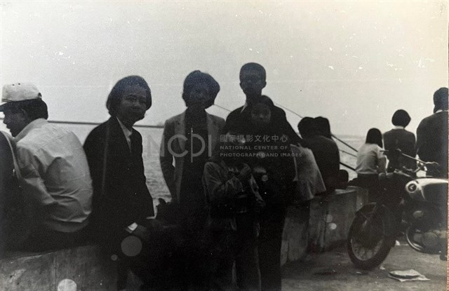 〈旅遊 (家族之4)〉藏品圖，第1張
