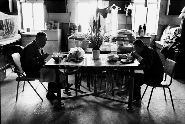 《行過幽谷》系列：〈午餐〉藏品圖，第2張