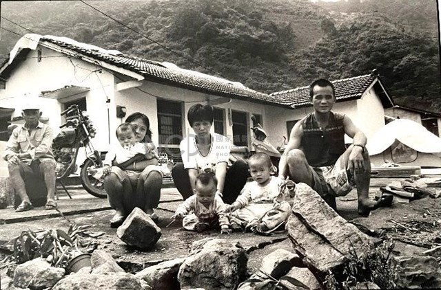 《地動情長-九二一家族記》系列：〈許得恩家族-1〉藏品圖，第2張