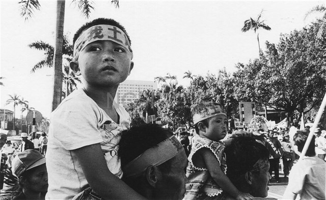《街頭人民》系列：〈1987-1996臺灣民主化運動影像報告17〉藏品圖，第1張
