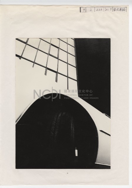 作品集第一冊：〈方.圓.線的意象〉三幅之二藏品圖，第1張