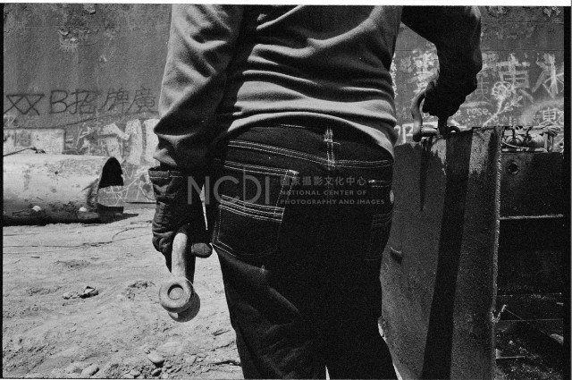 廢船拆除工程人員背影藏品圖，第1張