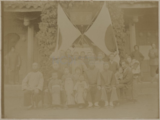 深坑黃祖濤寫真帖-圖像14〈景尾公學校速成科畢業生和家長留影〉藏品圖，第1張