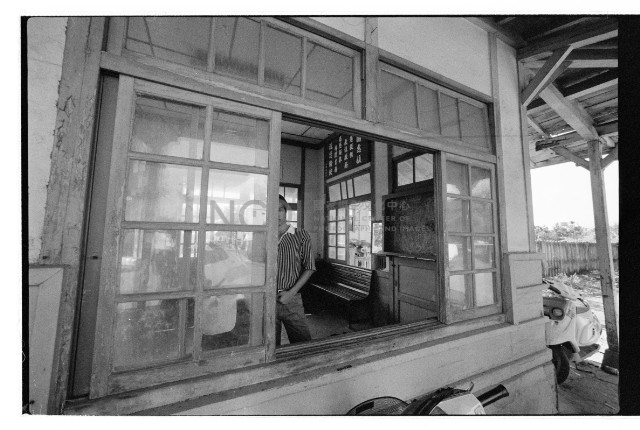 候車處窗邊的男子藏品圖，第1張