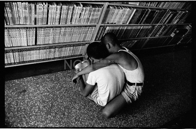 書櫃前的男孩藏品圖，第1張