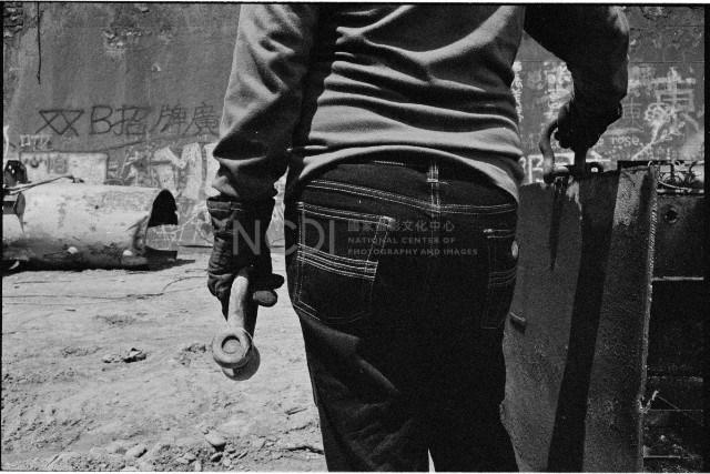 廢船拆除工程人員背影藏品圖，第1張