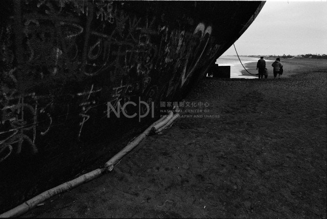 船身的塗鴉與海邊的人藏品圖，第1張