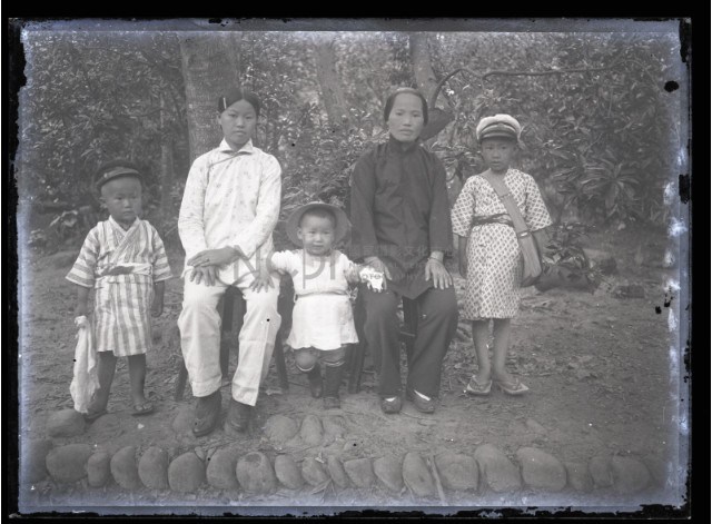 婦人與兒童合照藏品圖，第1張