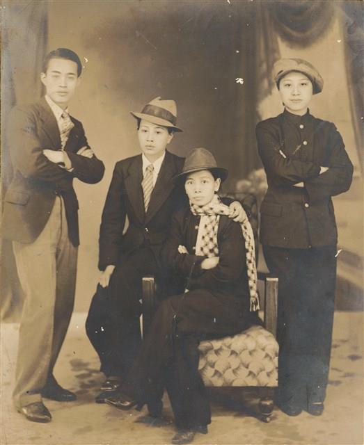 Lin Shou-Yi and Cross-Dressing Female Friends Collection Image