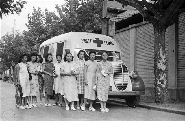 Mrs. Huang Chuo-Chun, Wife of the Mayor, Hosting a Tour of the Mobile Clinic Collection Image